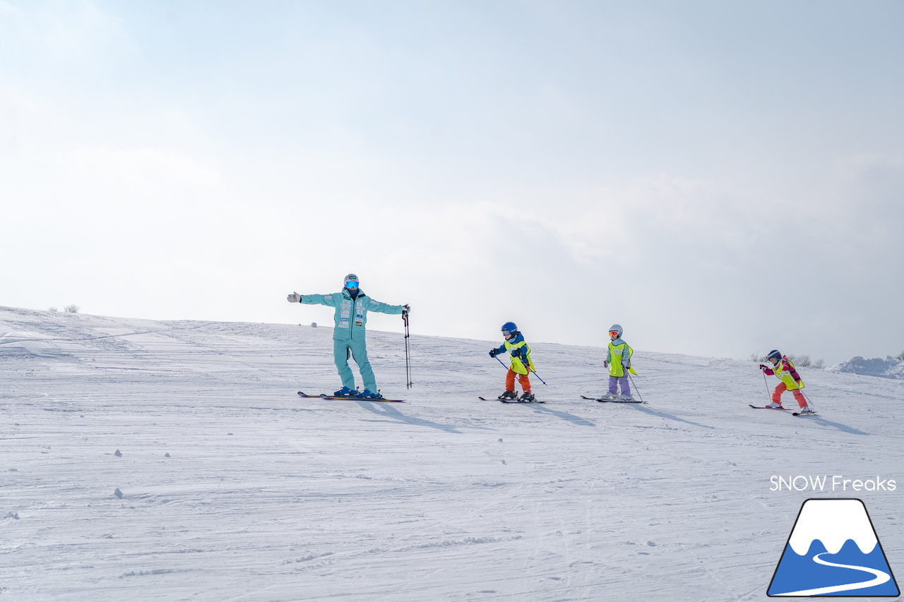 井山敬介さんと秋元日菜子さんのコンビは今年も健在！さらに、サプライズゲストも登場？！憧れのスキーヤーと一緒に雪と戯れ、『いちえ』の美味しいランチをいただく…。夢のようなイベント。めもるホールディングス presents プロスキーヤー・井山敬介さんと行く｜ダイナスティスキーリゾート